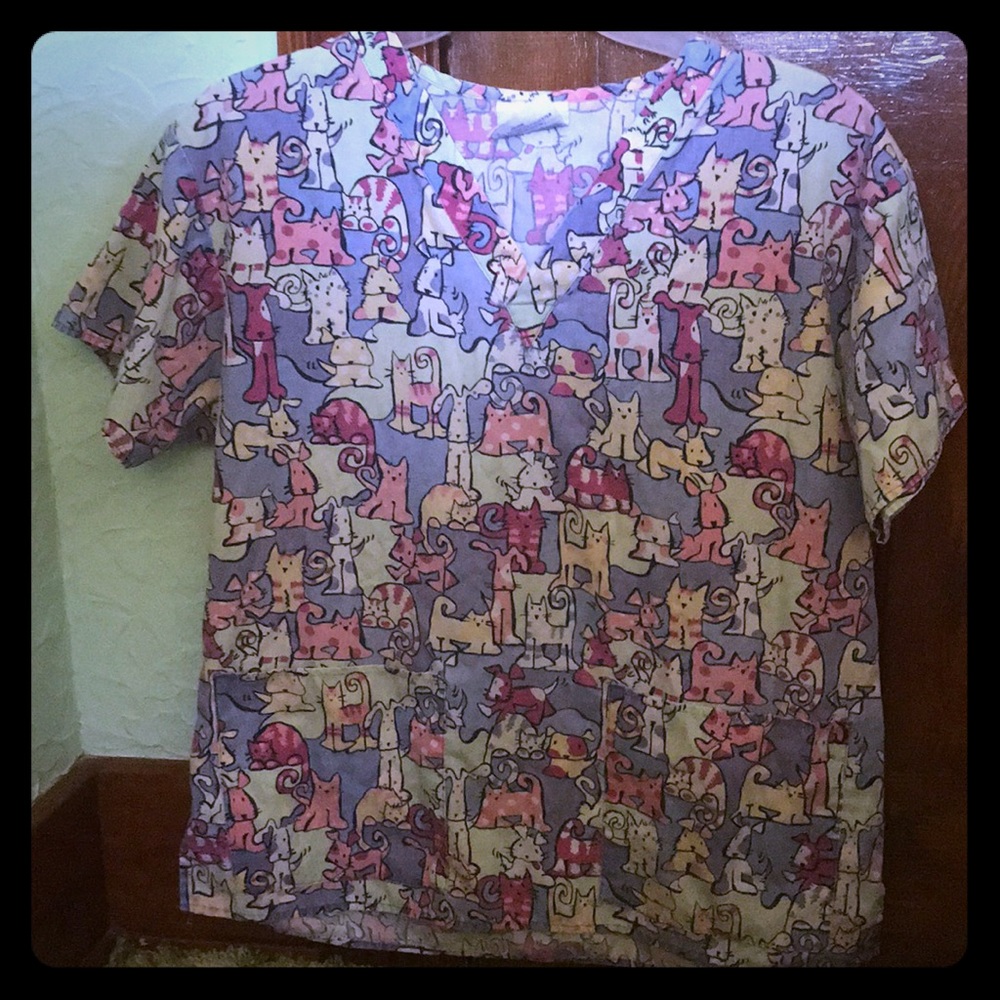 ‼️Adorable scrub top with dog and cat print‼️